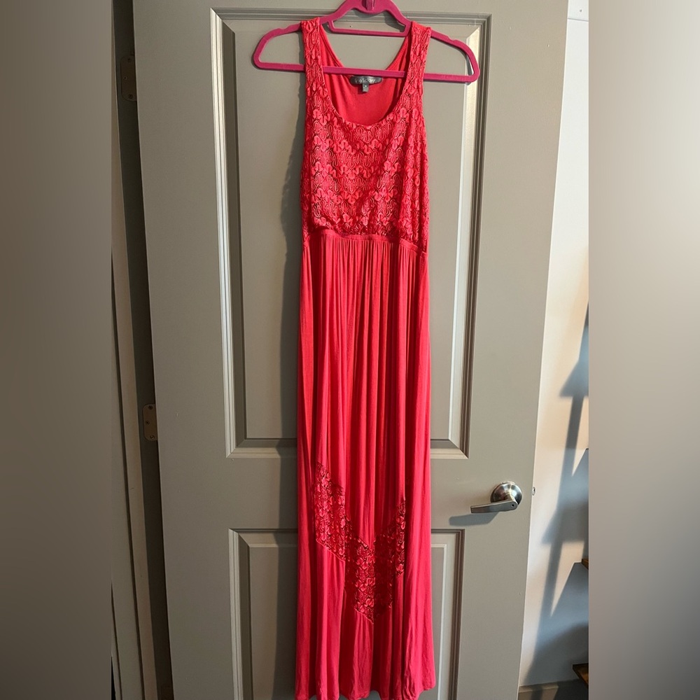 Maxi dress with lace detailing